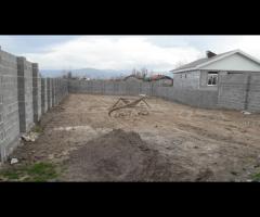 زمین مسکونی به متراژ 630 متر ،دیوار کشی شده، دارای پروانه ساخت در روستای شیرکوه چهارده آستانه - تصویر 1